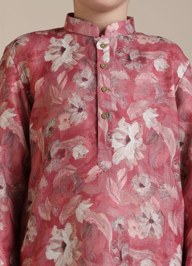 alt message - Manyavar Boys Boys Coral Pink Floral Patterned Kurta Set image number 1